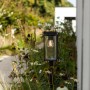 Lutec Solar-Wegeleuchte Flair, mattschwarz, mit E27 Leuchtmittel im Garten.