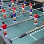 Detailansicht des Cougar Tischkicker Scorpion Kick TS, mit roten und blauen Spielfiguren.