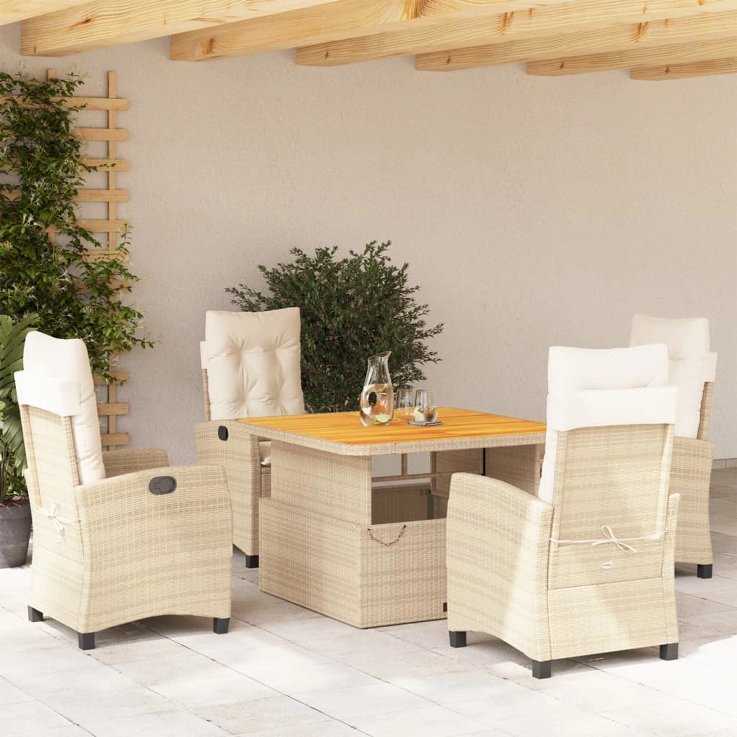 Beige 5-tlg. Garten Essgruppe aus Rattan mit Tisch und Sesseln mit Kissen.
