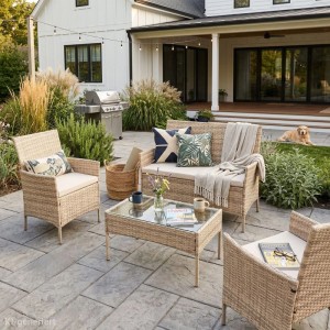 Beige Polyrattan Gartenlounge Set BROOKLYN mit Sofa, 2 Sesseln und Glastisch auf Terrasse. Ideal für Gartenmöbel.