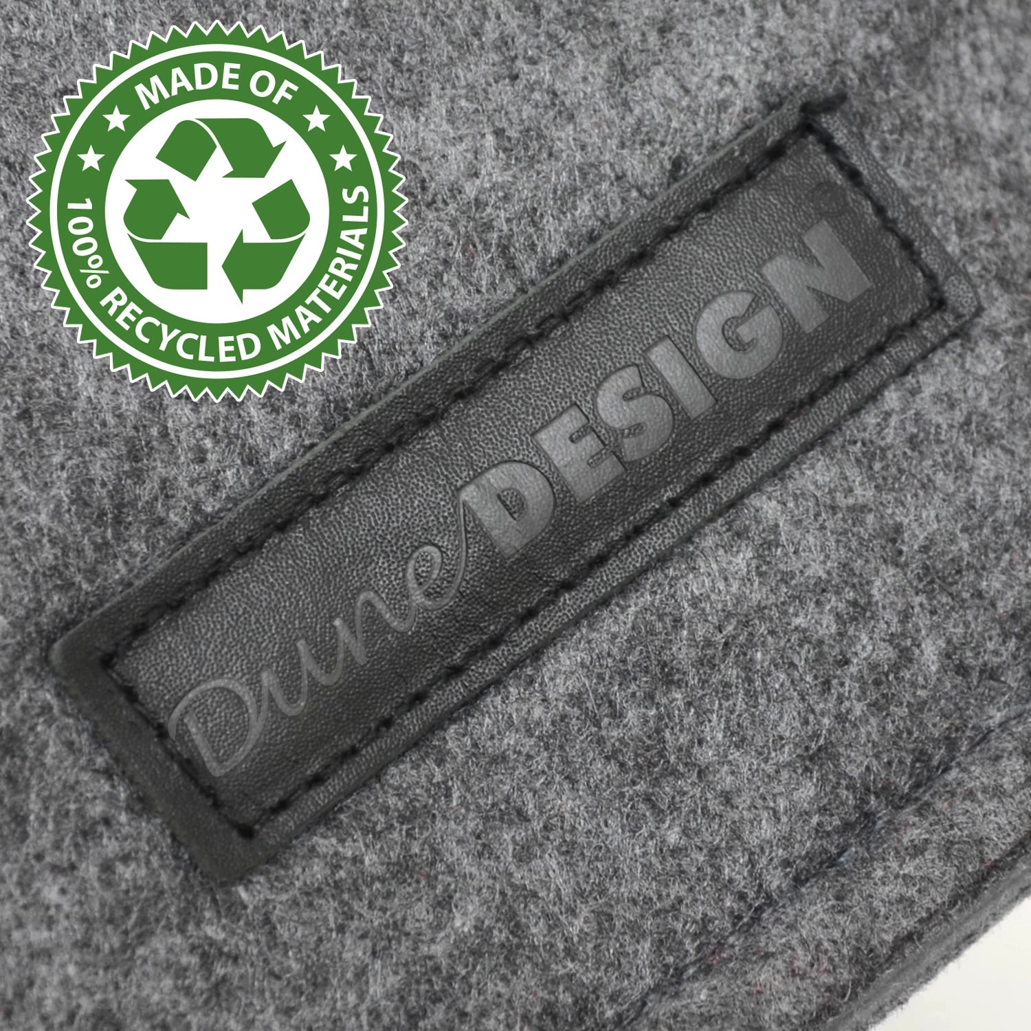 Detailaufnahme: Graue DuneDesign Filztasche aus recyceltem Material mit Logo.