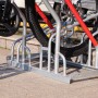 Schulte Fahrradparkständer für 2 E-Bikes, verzinkt, mit roter Ummantelung zum Schutz des Rahmens.