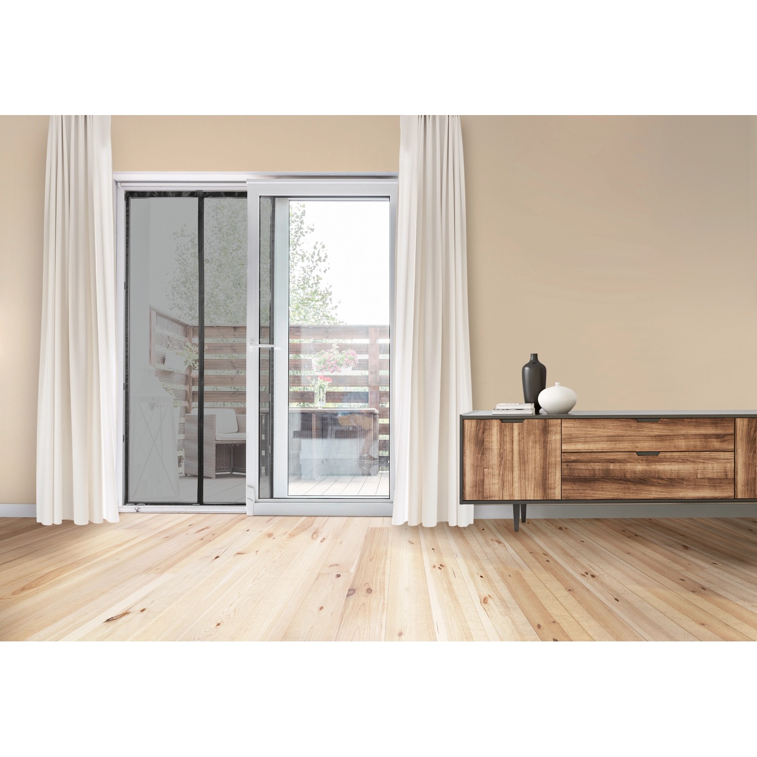 Schwarzes Easymaxx Moskitonetz mit Magnetverschluss an einer Terrassentür. Insektenschutz für Türen.