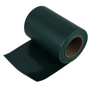 Gerollter, dunkelgrüner PVC-Sichtschutzstreifen für Doppelstabmattenzaun. Ideal als Zaunzubehör.