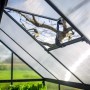 Innenansicht Palram Canopia Gewächshaus, grauer Rahmen, Polycarbonatplatten, Dachfenster geöffnet.