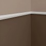 Weiße PROFHOME Wand- und Friesleiste (50m) im Neo-Klassik Stil an einer Wand.