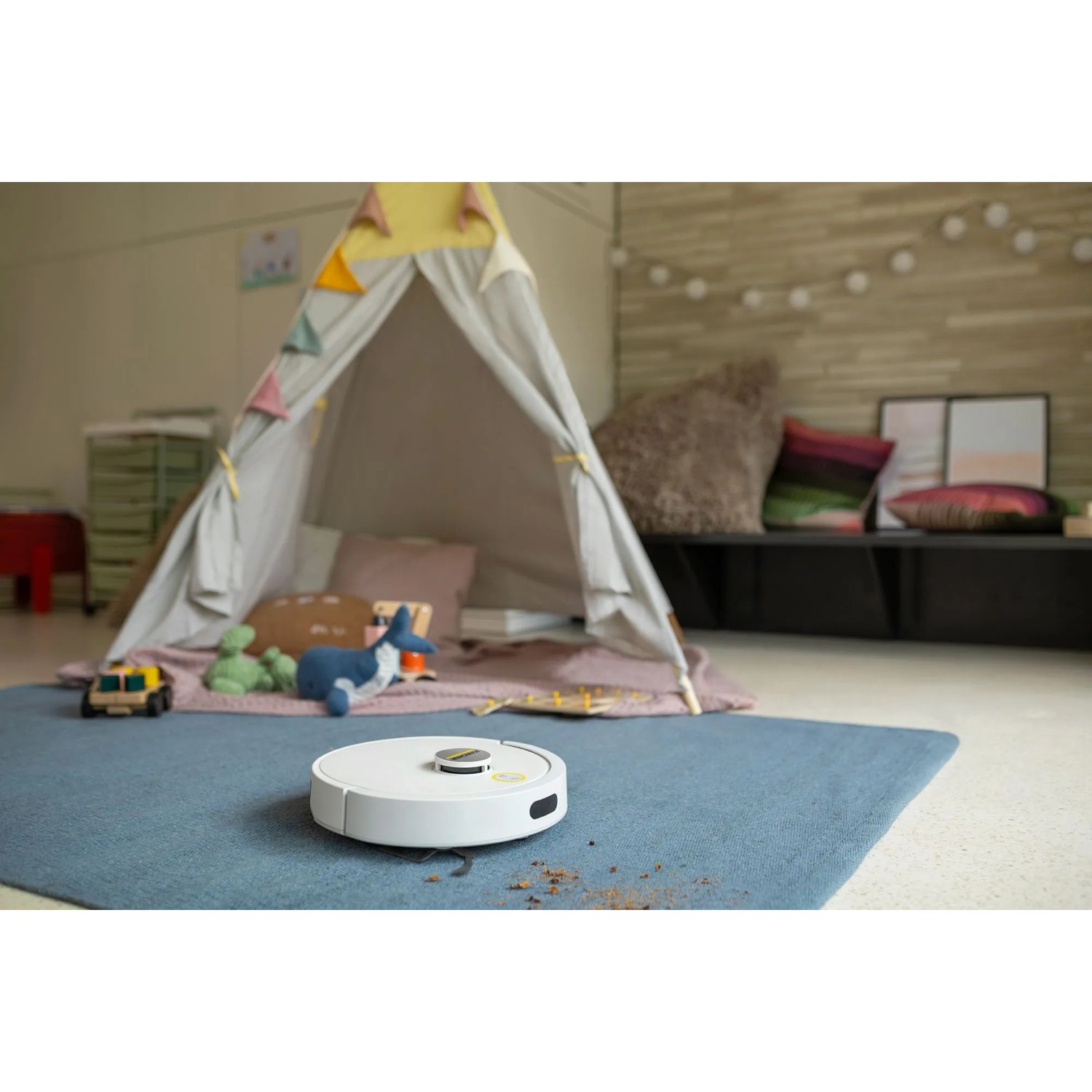 Kärcher Saugroboter RVC 3 mit Wischfunktion auf blauem Teppich im Kinderzimmer.