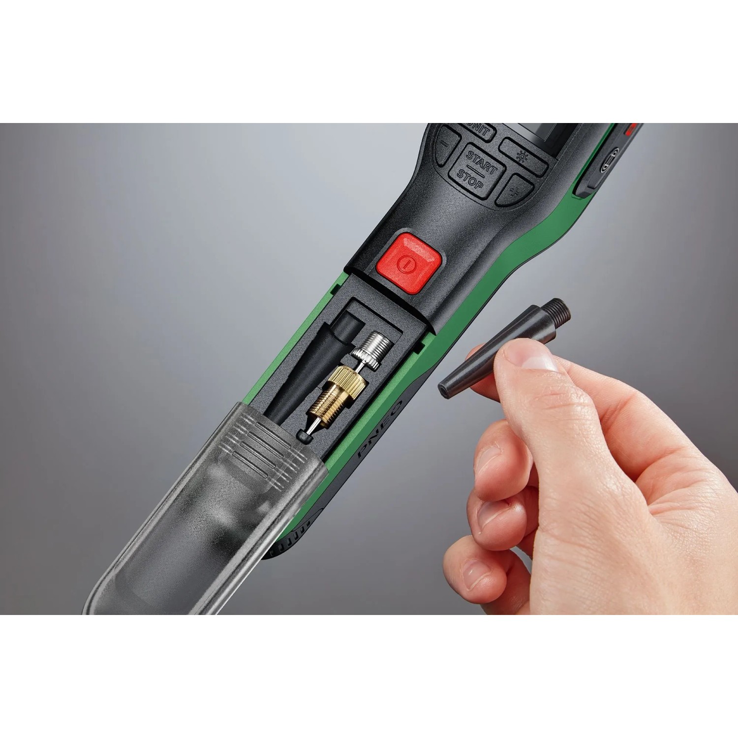 Bosch Pneo Akku-Druckluftpumpe mit Zubehör und Adapter im Detail.