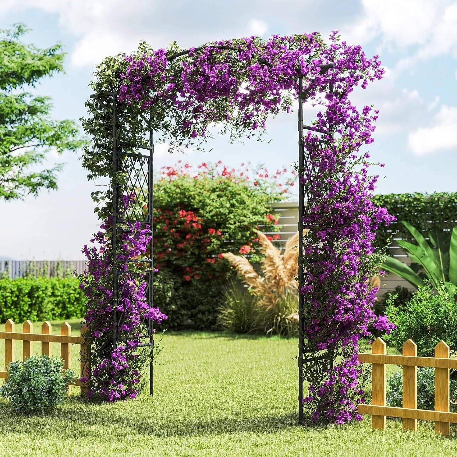 Schwarzer Costway Rosenbogen aus Metall, bewachsen mit lila Blüten, im Garten.