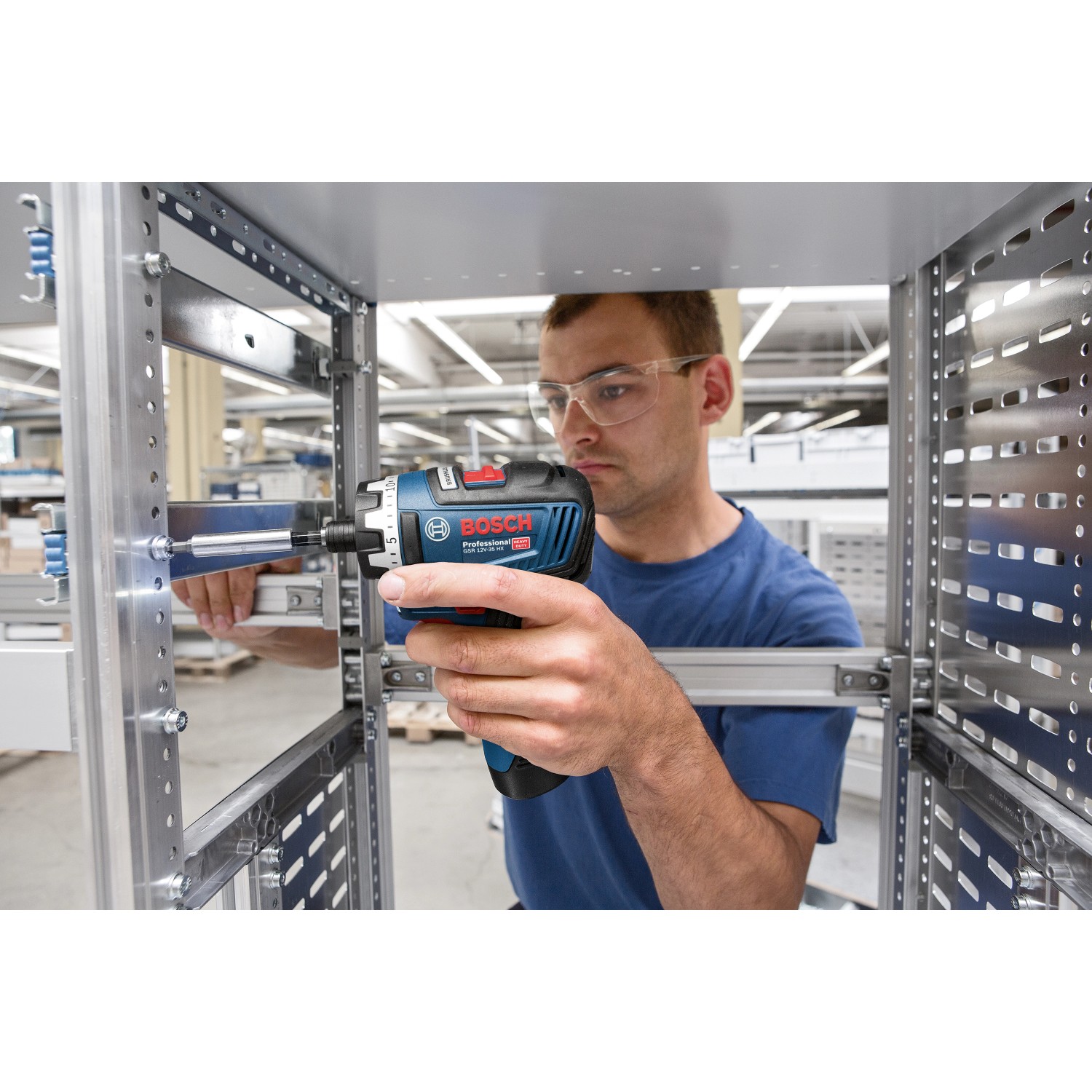 Bosch Professional Akku-Schlagbohrschrauber GSR 12V-35 im Einsatz beim Schrauben.