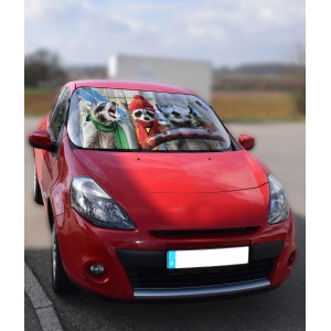 Frontschutzscheibenabdeckung mit Waschbär-Wintermotiv auf rotem Auto. Schützt vor Eis und Schnee.