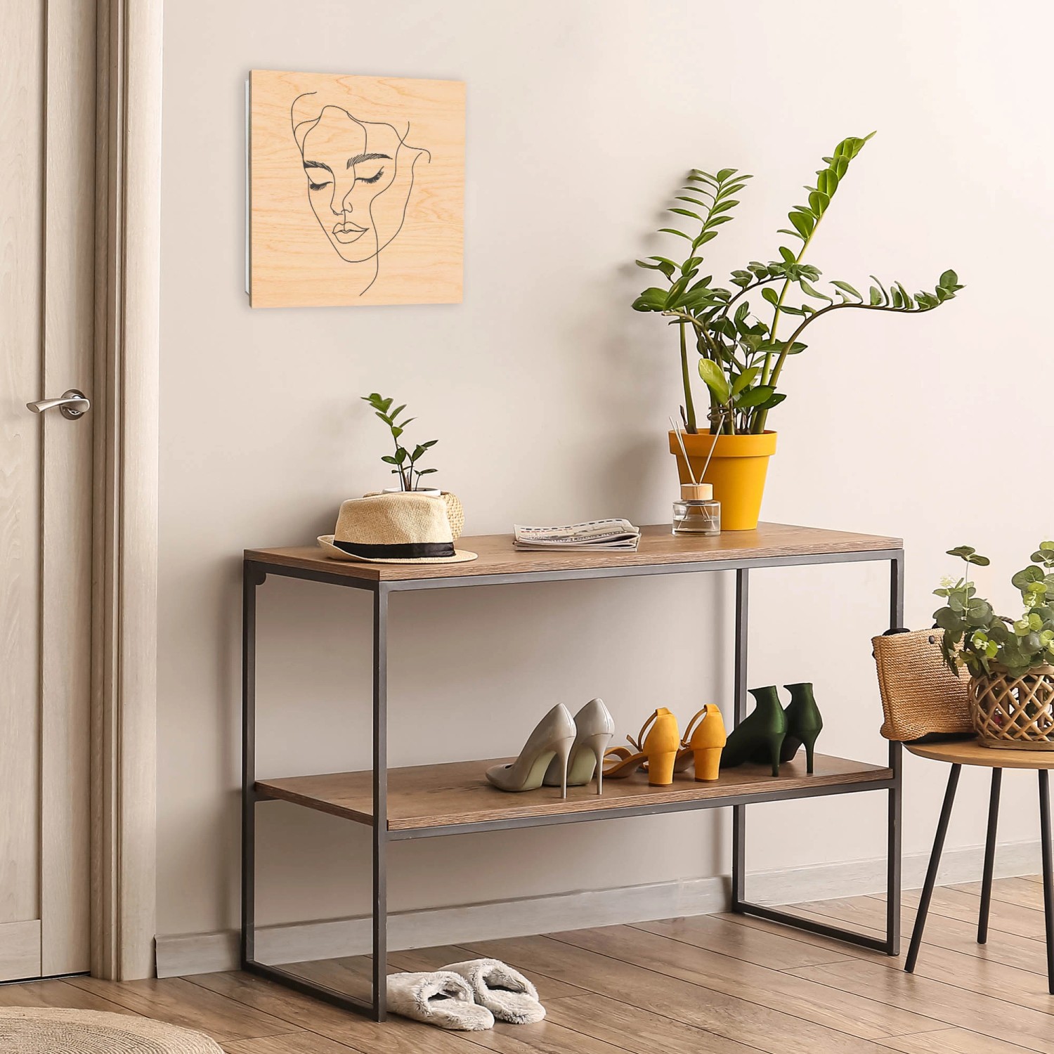 Banjado Schlüsselkasten mit Linienkunst-Portrait an der Wand im Flur. Schlüsselbox aus Holz, 30x30cm, weiß.