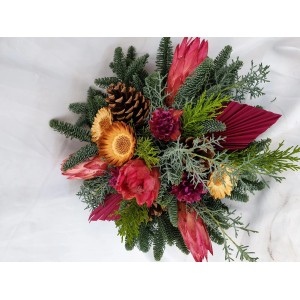 Urnengesteck 30 cm mit Tannengrün, Protea, Zapfen und Palmspeer für eine würdevolle Grabgestaltung.