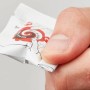 Hand hält Packung Fischer Klebehaken und Kleber für einfache Montage ohne Bohren.