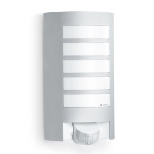 Silberne Steinel Außenwandleuchte L 12 S mit Bewegungsmelder und E27 Fassung.