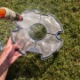 Reinigung des Filters vom Gre Akku-Reinigungsroboter unter fließendem Wasser.