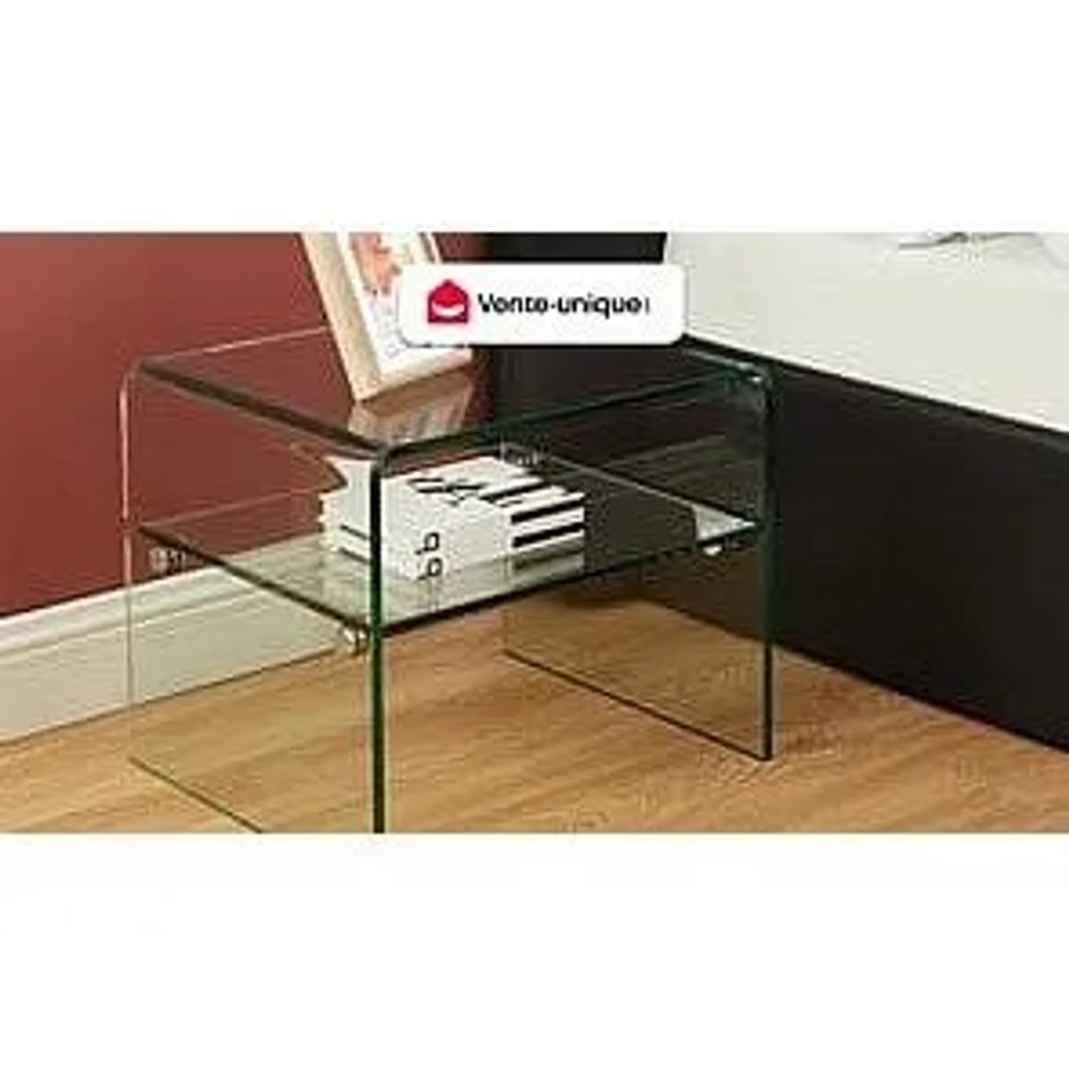 Transparenter Glas-Nachttisch Stileos mit zwei Ablagen, 48 cm breit. Modernes Design für Schlafzimmer.