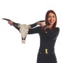 Frau präsentiert Deko Schädel A14 Longhorn, detailreich und naturgetreu, für ein imposantes Ambiente.