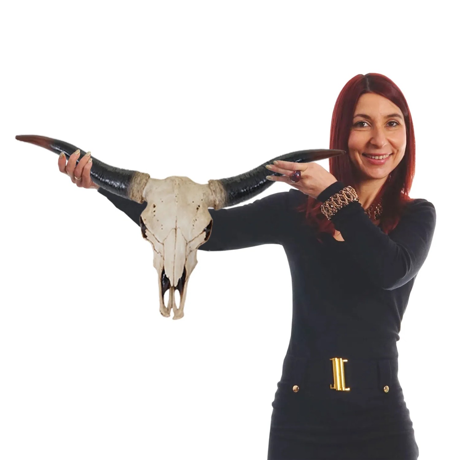 Frau präsentiert Deko Schädel A14 Longhorn, detailreich und naturgetreu, für ein imposantes Ambiente.