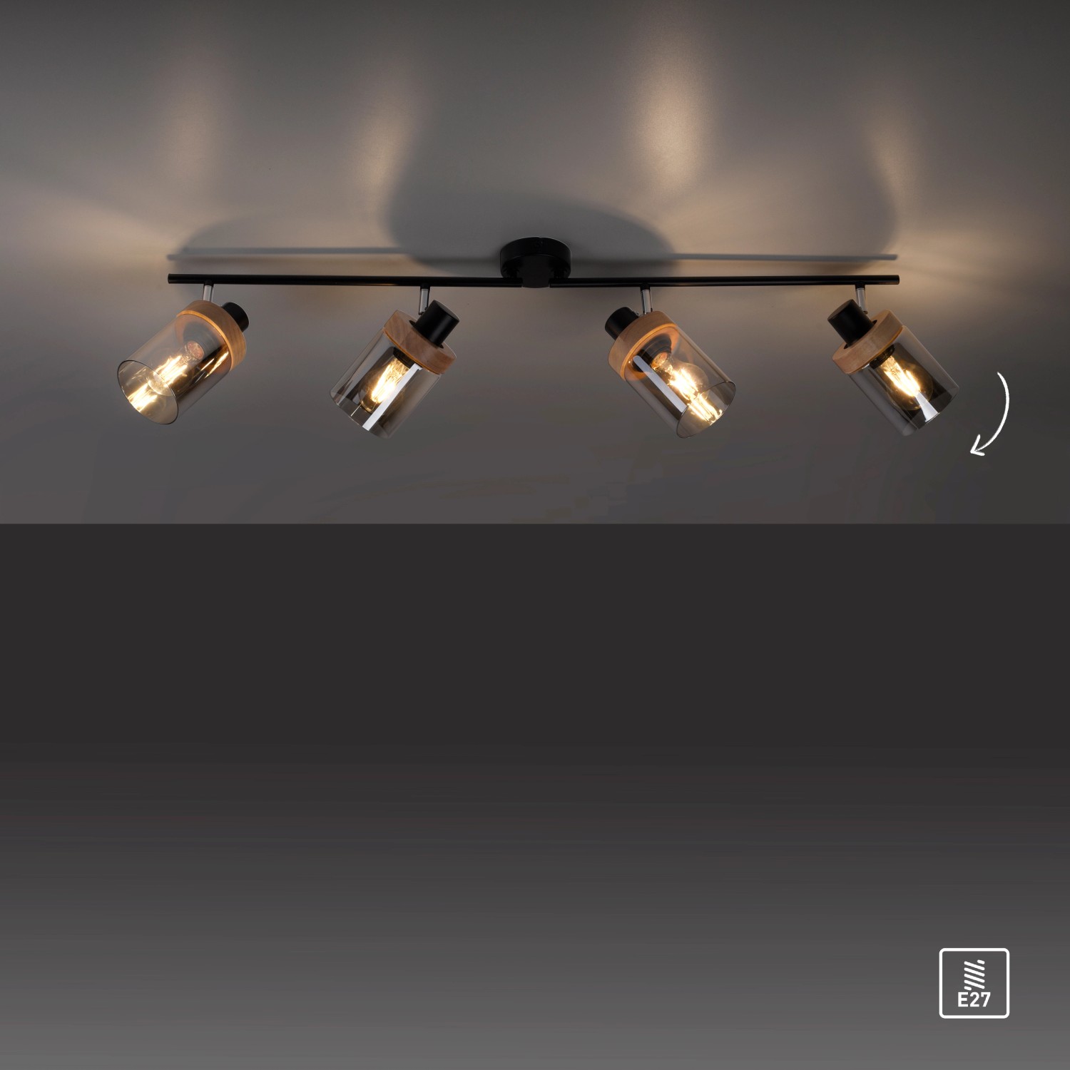 Schwarze 4-flammige Wand- und Deckenleuchte Pasqual mit Rauchglas-Schirmen und Holzdetails.