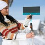 Frau montiert Gardena combisystem Stoßscharre 30 cm am Stiel. Schneeschieber für Eis und Schmutz.