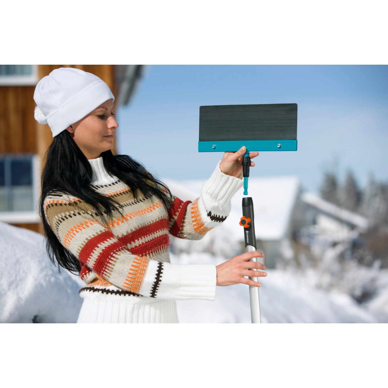 Frau montiert Gardena combisystem Stoßscharre 30 cm am Stiel. Schneeschieber für Eis und Schmutz.