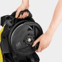 Kärcher K 7 Premium Smart Control Hochdruckreiniger mit Schlauchtrommel in Nutzung.