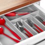 SOTECH ORGA-BOX VI Besteckeinsatz grau in Küchenschublade. Organisiert Besteck mit roten Griffen.