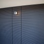 Moderne Lutec LED-Außenwandleuchte Cuba in Anthrazit mit drehbarem Kopf und einstellbaren Weißtönen.