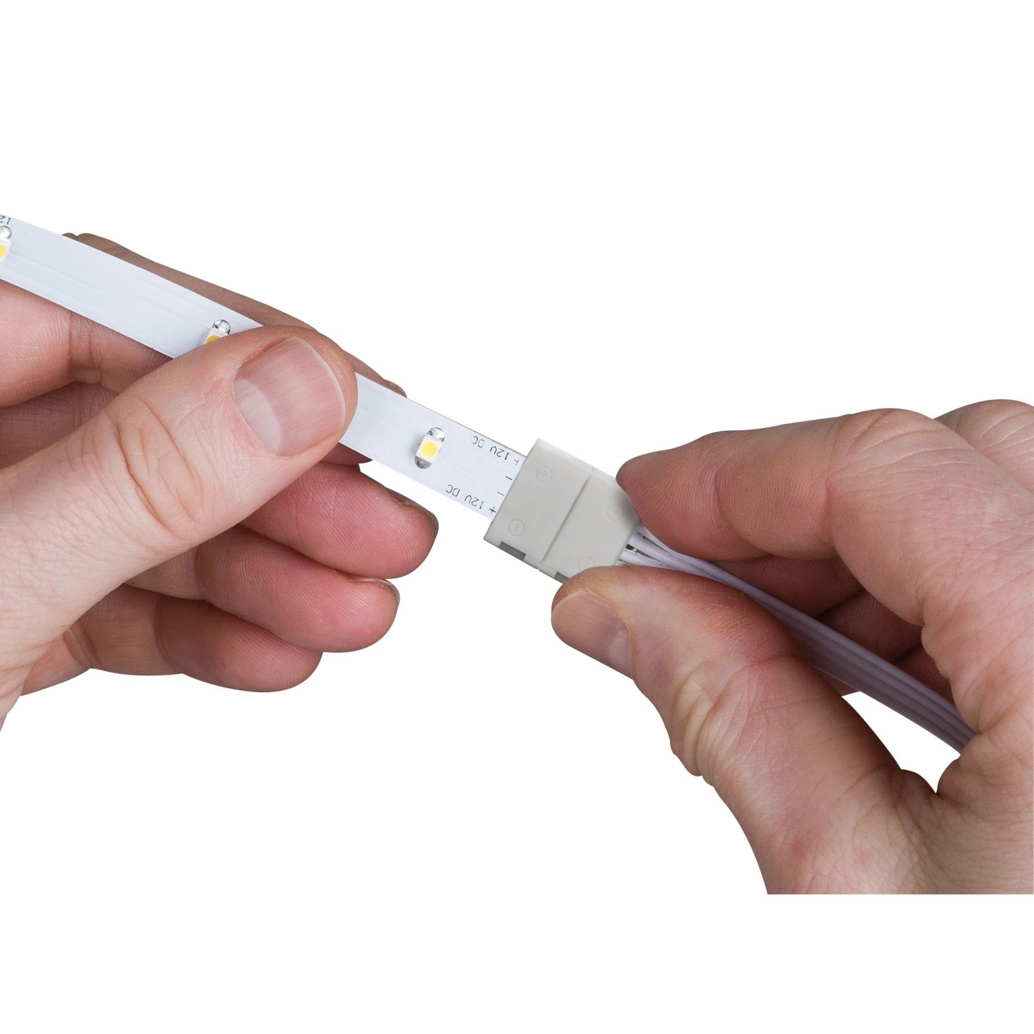 YourLED ECO Clip-Connector im Einsatz: LED-Streifen wird verbunden.