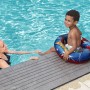 Kind mit Bestway Schwimmring Spider-Man im Pool, Ø 48 cm. Badespaß mit Spider-Man!