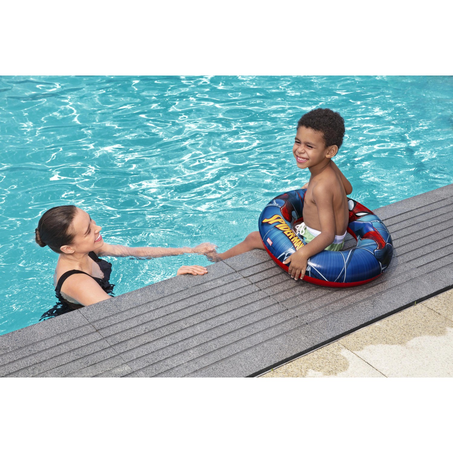 Kind mit Bestway Schwimmring Spider-Man im Pool, Ø 48 cm. Badespaß mit Spider-Man!