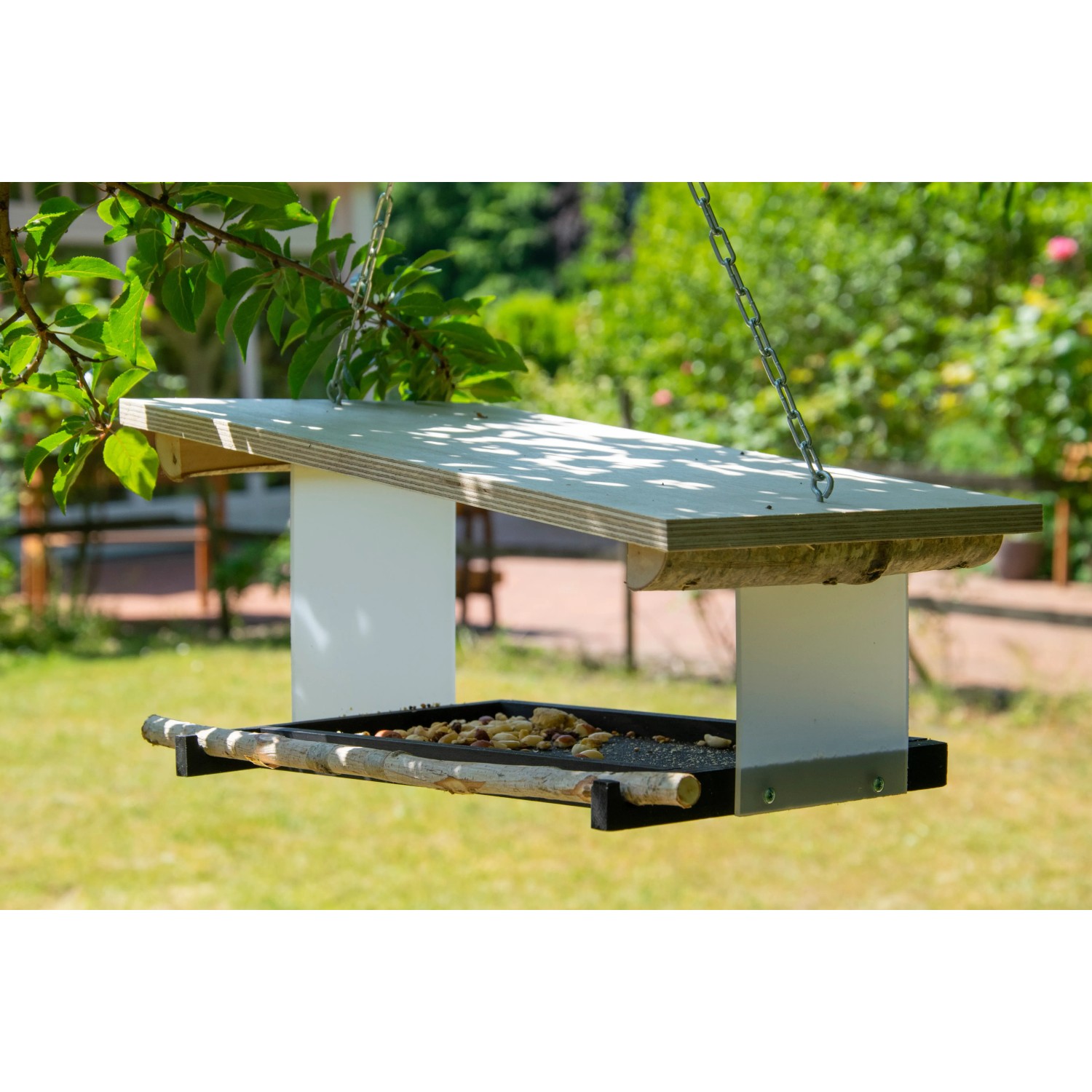 Modernes Dobar Vogelfutterhaus Futura II mit Futterstation aus Holz und Metall, hängend im Garten.