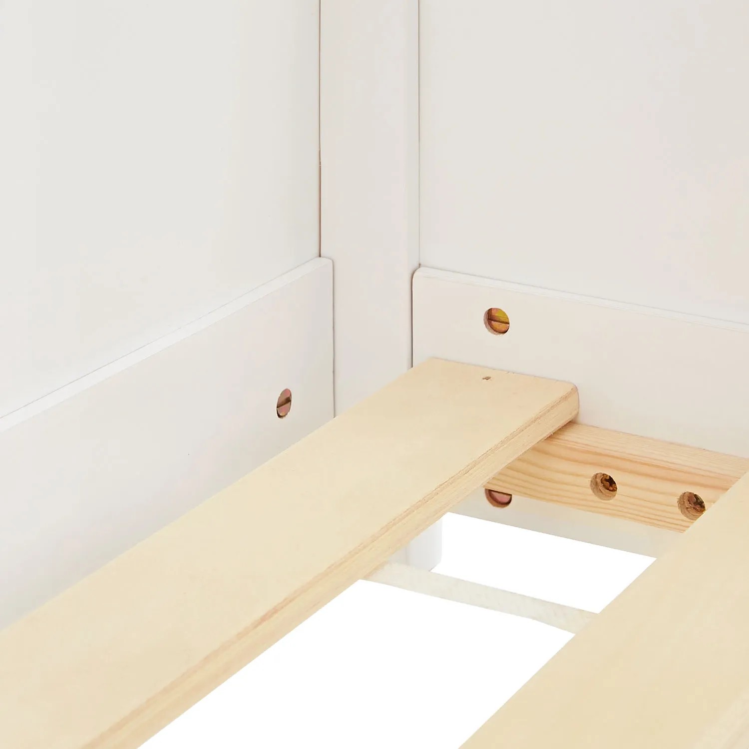 Detailansicht: Weißes Homestyle4u Kinderbett Hausbett (90x200 cm) mit Lattenrost.