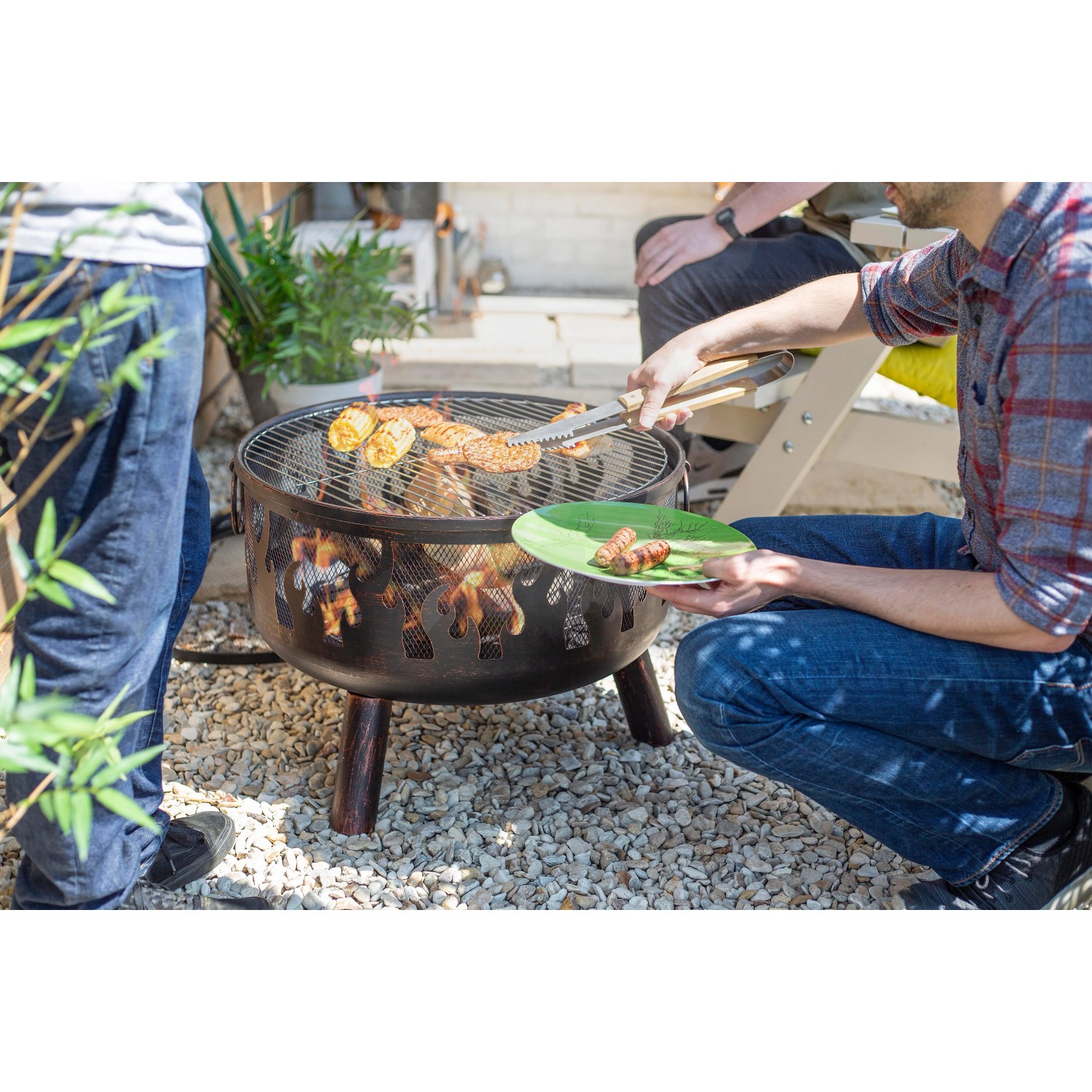 Buschbeck Feuerkorb Wildfire mit Grillrost im Einsatz: Grillen im Garten mit dem Feuerkorb.