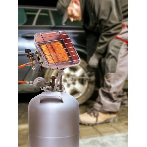 Rowi Gasheizstrahler HGS 4400/1 P in Nutzung mit Gasflasche und Handwerker im Hintergrund.