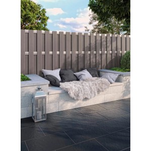 Kann Terrassenplatte Sincera Anthrazit 60x40: Verlegte Betonplatten auf Terrasse mit Sitzbereich.