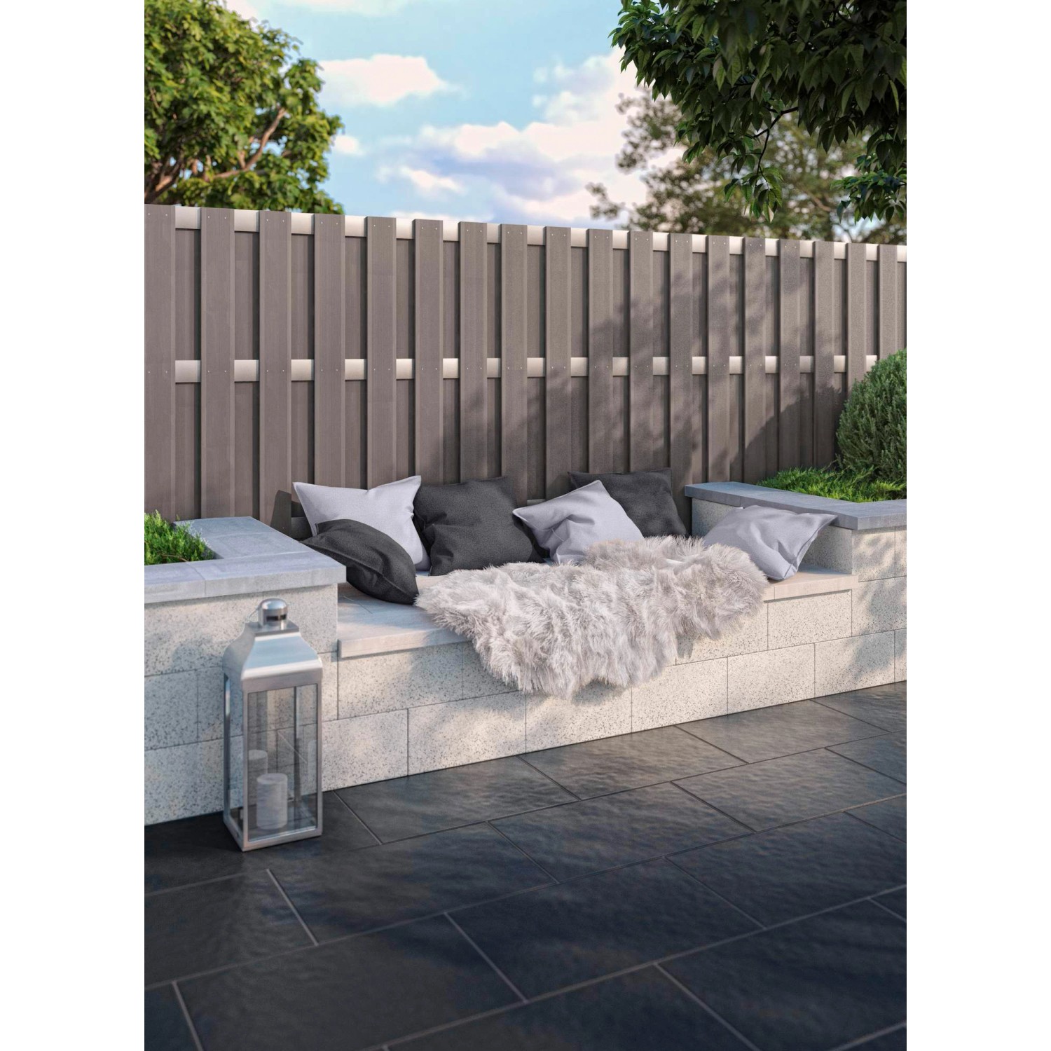 Kann Terrassenplatte Sincera Anthrazit 60x40: Verlegte Betonplatten auf Terrasse mit Sitzbereich.
