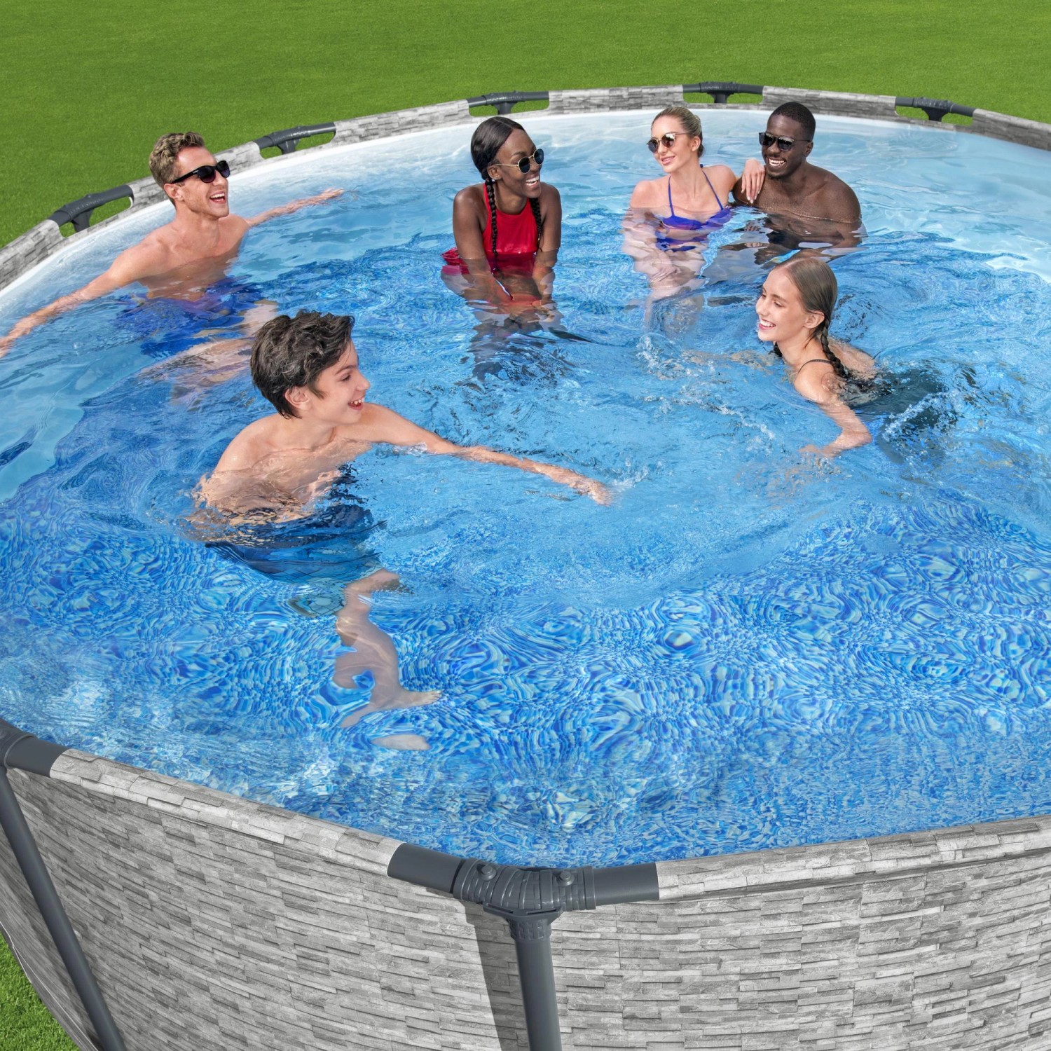 Bestway Stahlrahmenpool mit Badegästen. Runder Pool mit Steinoptik und Poolleiter.