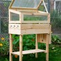 Frühbeet Tisch mit Ablage (Größe M) aus Holz, mit Polycarbonat-Aufsatz im Garten.