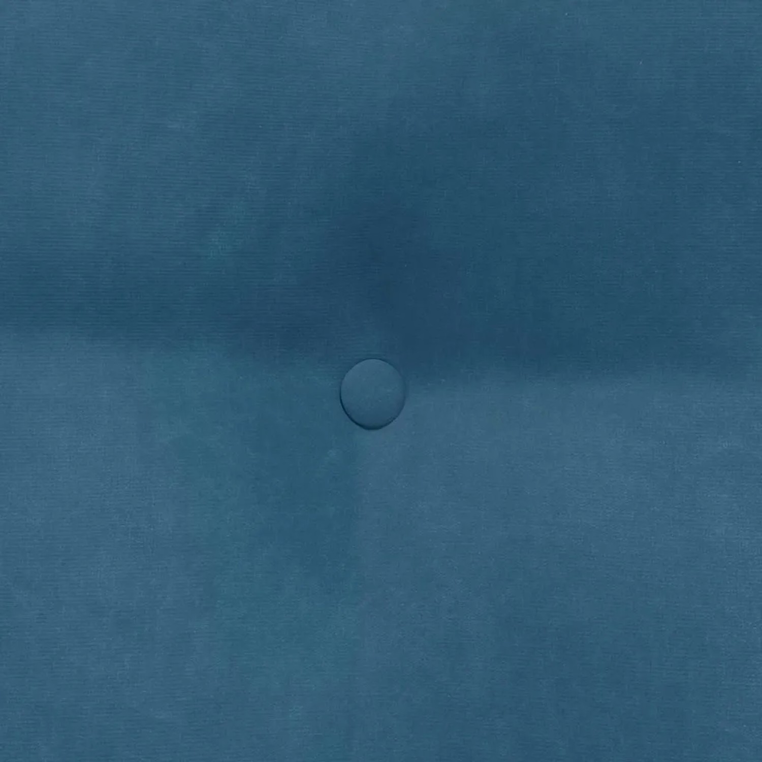 Nahaufnahme eines blauen Samt-Rückenkissens mit einem zentralen Knopf. Weiche Textur, ideal für Kissenbezüge.