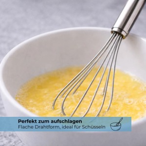RÖSLE Tellerbesen 22 cm aus Edelstahl schlägt Eier in weißer Schüssel. Flache Drahtform für Küchenausstattung.
