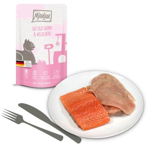 Mjamjam Quetschie Katzenfutter Huhn & Wildlachs, 125g Packung mit Teller, Messer und Gabel.