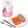 Mjamjam Quetschie Katzenfutter Huhn & Wildlachs, 125g Packung mit Teller, Messer und Gabel.
