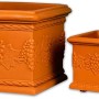 Quadratische, terrakottafarbene Blumentöpfe "Venedig" mit mediterraner Verzierung.