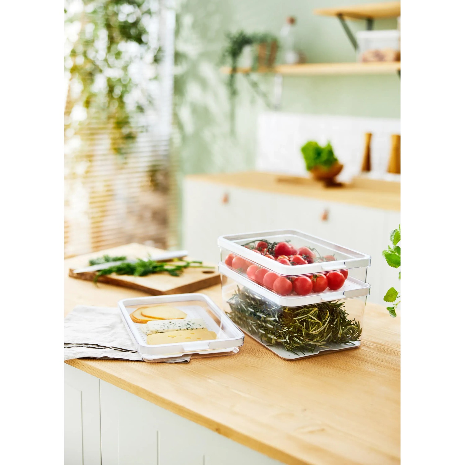 Rotho Cauma Kühlschrank-Organizer Set, 3-teilig, transparent, mit Tomaten, Kräutern und Käse gefüllt.