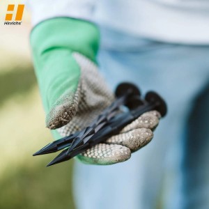 Hand mit Erdnägeln (100 Stk.) zur Befestigung von Unkrautvlies und Erdankern im Garten.