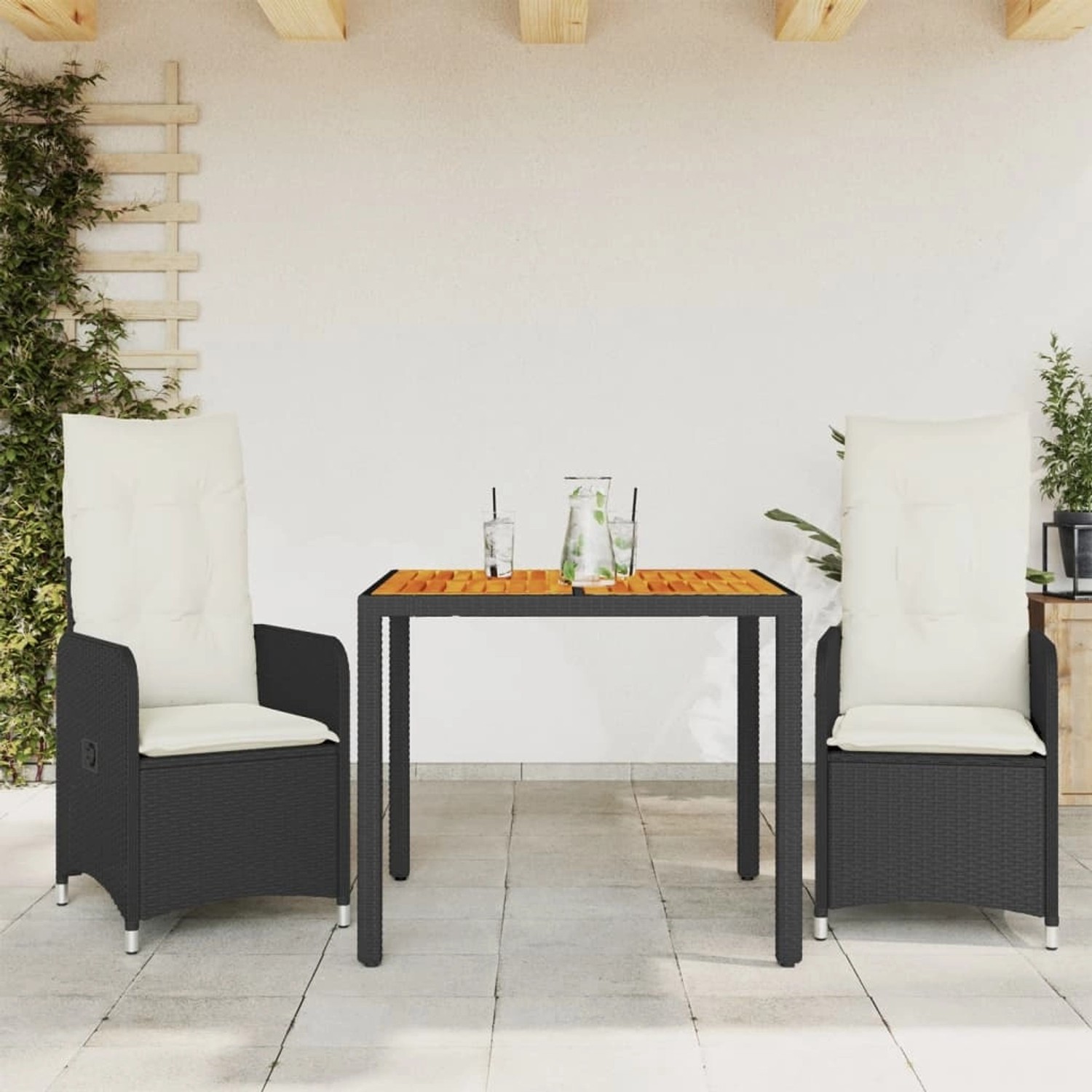Schwarzes 3-tlg. Garten-Bistro-Set mit cremeweißen Kissen und Akazienholztischplatte.
