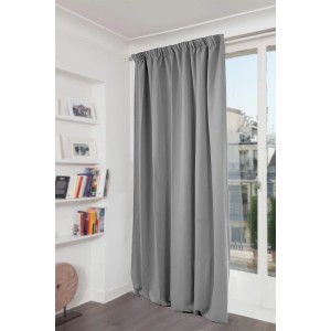 Moondream Verdunklungsvorhang, mittelgrau, 250x135 cm, mit Faltenband vor Fenster.