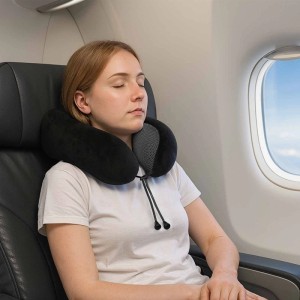Frau mit schwarzem vidaXL Reisekissen aus Samt im Flugzeug.